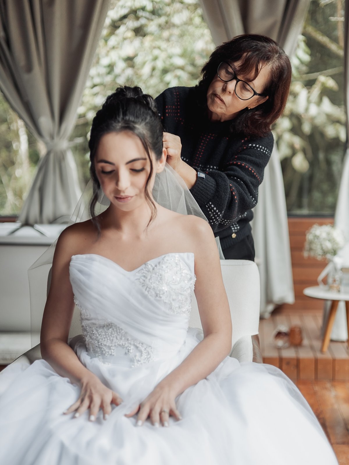 Neide arrumando o penteado e o véu da noiva