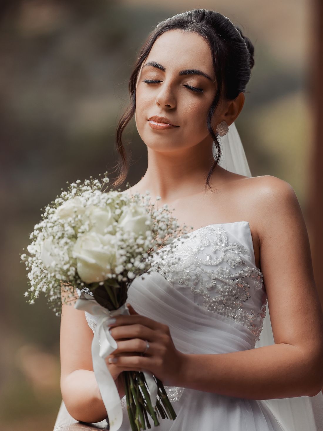 Noiva com buquê de rosas brancas