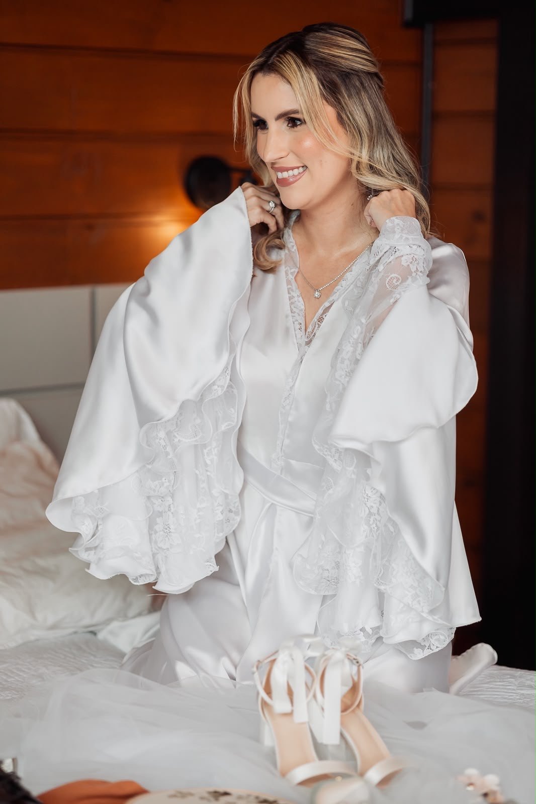 Noiva sorrindo de robe na cabana