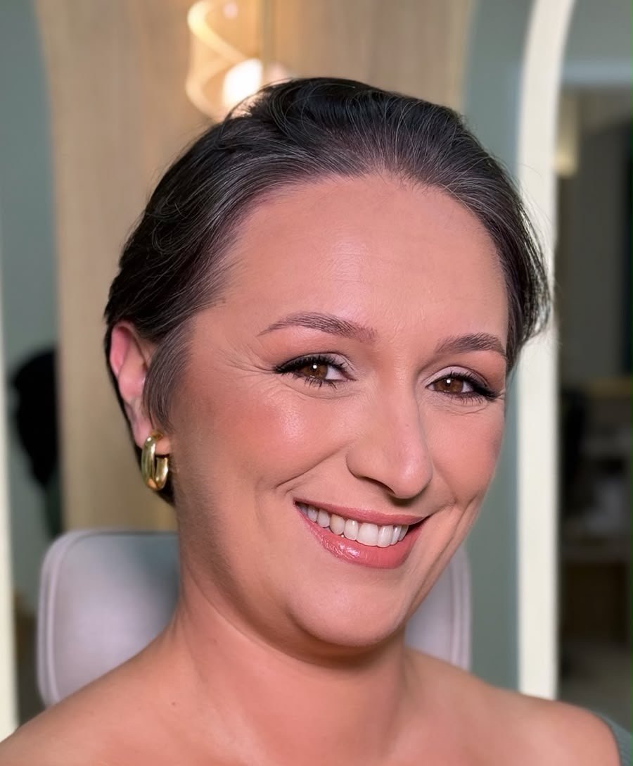 Cliente sorrindo com maquiagem social